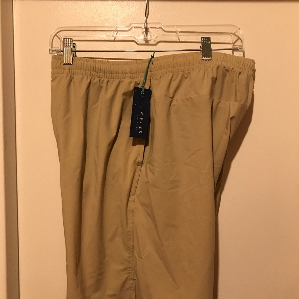 Myles Momentum Short in Sand Medium